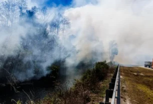 El fuego crecía al oeste de Miami, cerca del Refugio Nacional de la Pantera de Florida en los Everglades.