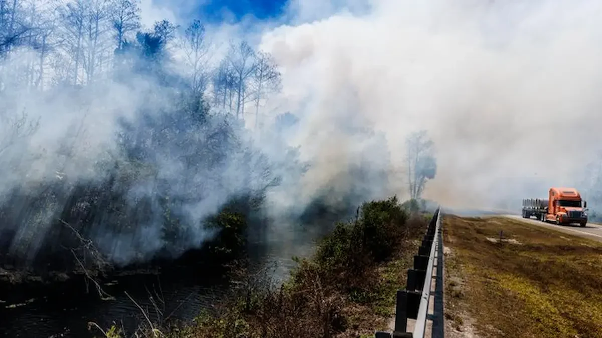 El fuego crecía al oeste de Miami, cerca del Refugio Nacional de la Pantera de Florida en los Everglades.