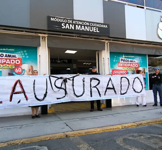 manufestantes en agua de puebla