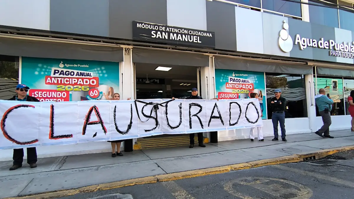 manufestantes en agua de puebla