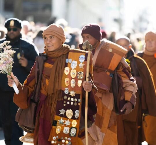 Grupo de 19 monjes budistas caminaron 109 días para llegar a la capital.