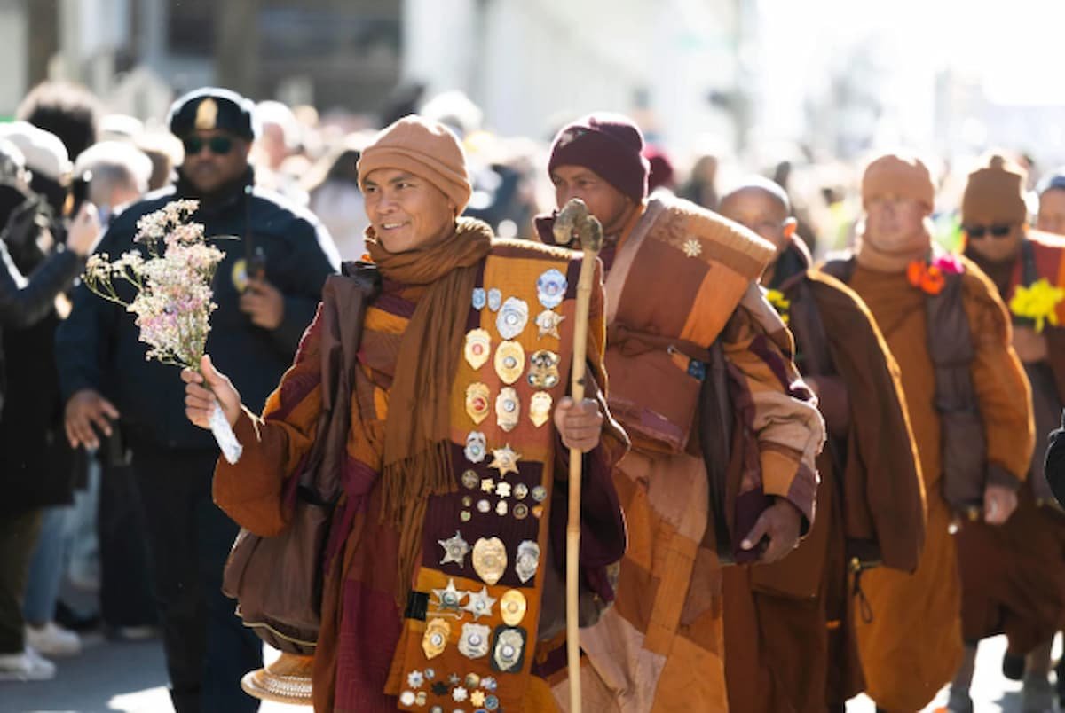 Grupo de 19 monjes budistas caminaron 109 días para llegar a la capital.