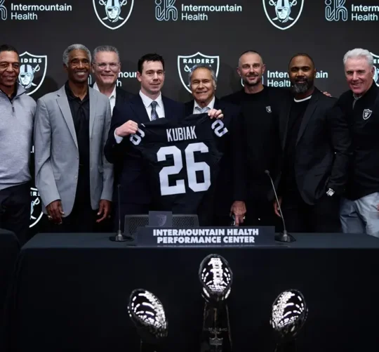 Kubiak llega en sustitución del veterano entrenador Pete Carroll