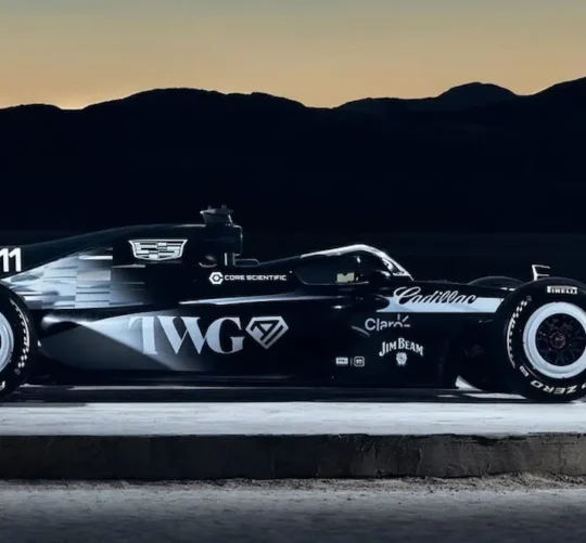 Cadillac presenta monoplaza durante medio tiempo del Super Bowl LX