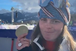 Medallas olímpicas se sueltan del listón durante celebraciones