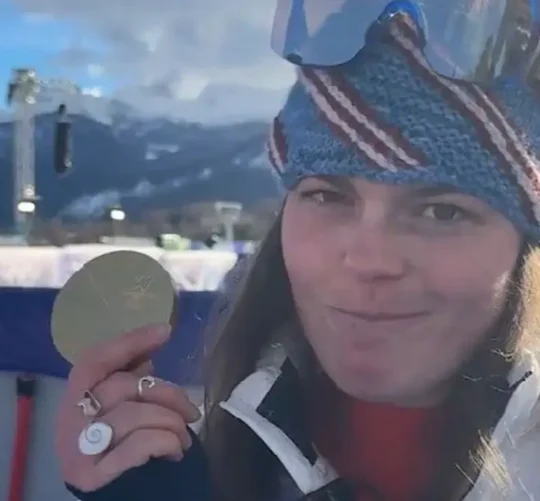 Medallas olímpicas se sueltan del listón durante celebraciones