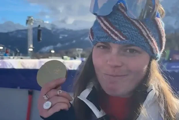 Medallas olímpicas se sueltan del listón durante celebraciones