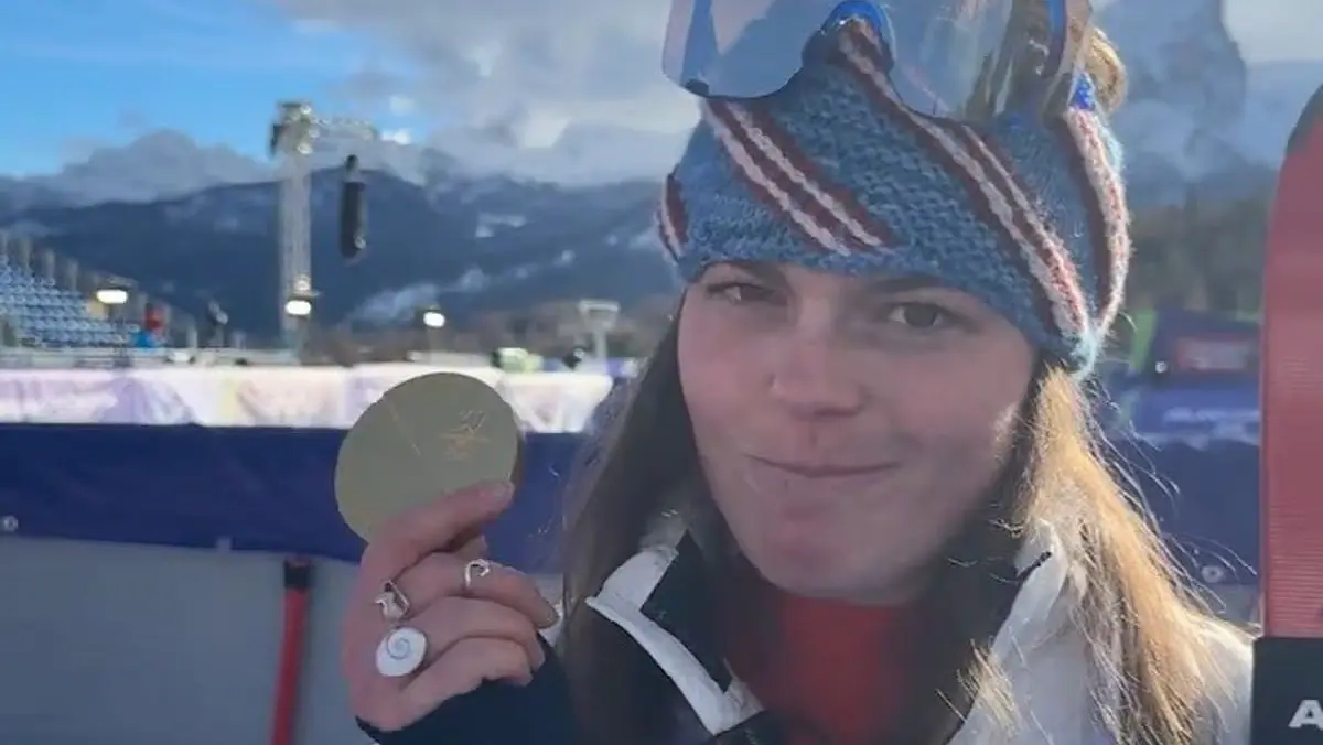 Medallas olímpicas se sueltan del listón durante celebraciones