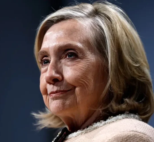 La ex secretaria de Estado Hillary Clinton declara a puerta cerrada ante un comité del Congreso sobre sus vínculos con el fallecido delincuente sexual Jeffrey Epstein