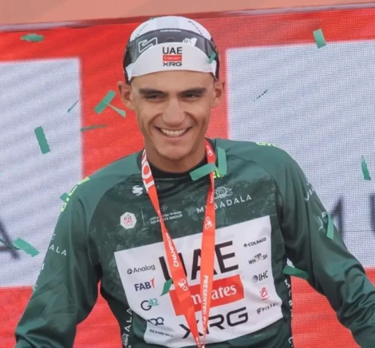 Con tiempo de 2:30.56 horas, Isaac se impuso; con el mismo tiempo llegó a la meta el belga Remco Evenepoel.