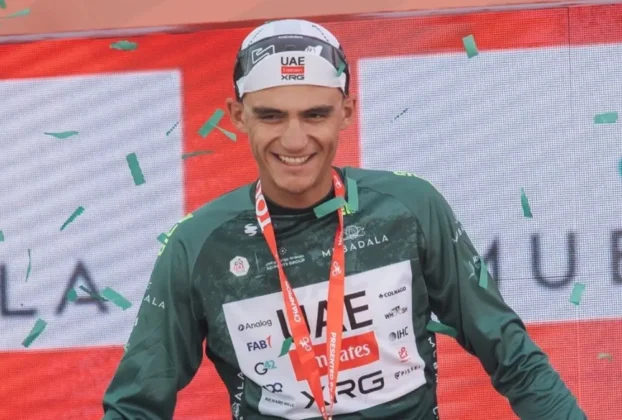 Con tiempo de 2:30.56 horas, Isaac se impuso; con el mismo tiempo llegó a la meta el belga Remco Evenepoel.