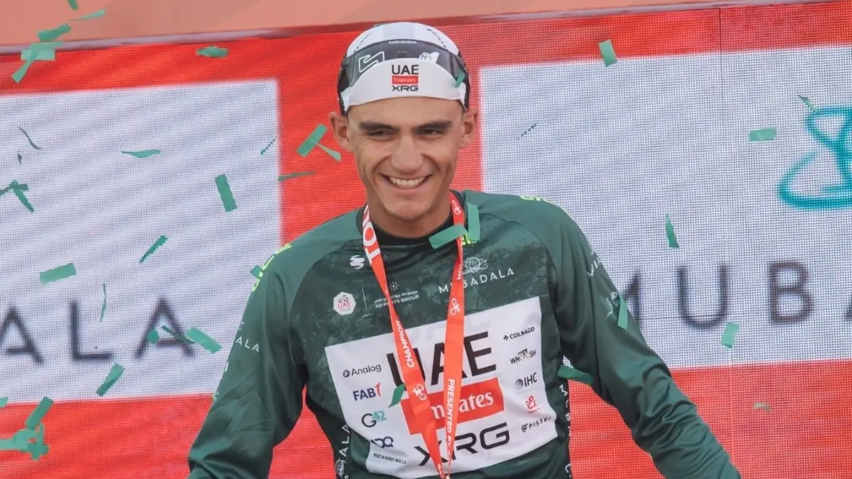 Con tiempo de 2:30.56 horas, Isaac se impuso; con el mismo tiempo llegó a la meta el belga Remco Evenepoel.