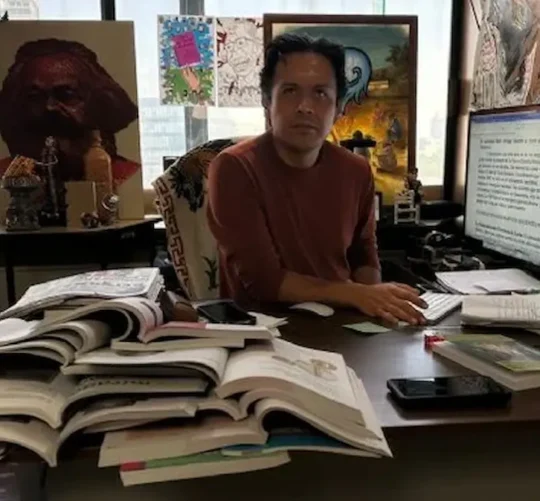 Arriaga Navarro ha denunciado que su despido fue un “despojo” que forma parte de una estrategia para borrar la “memoria histórica” de los libros que él diseñó.