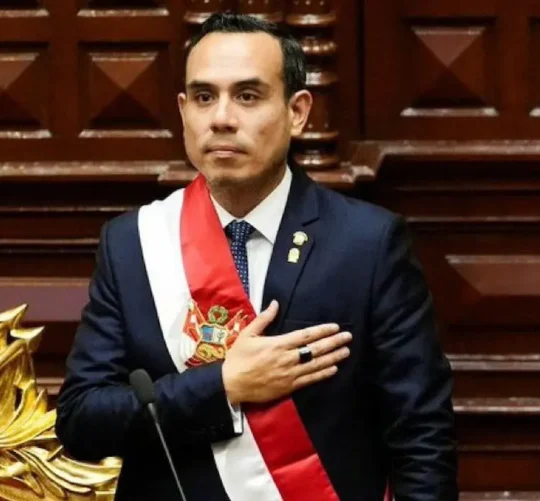 Fue destituido tras descubrirse reuniones semisecretas con empresarios chinos contratistas del Estado