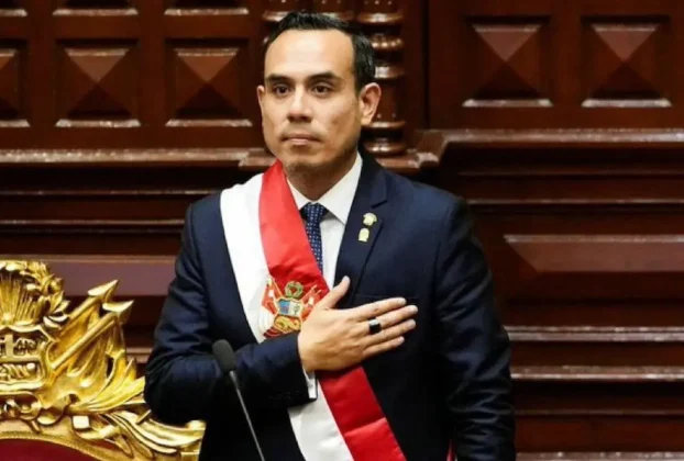 Fue destituido tras descubrirse reuniones semisecretas con empresarios chinos contratistas del Estado