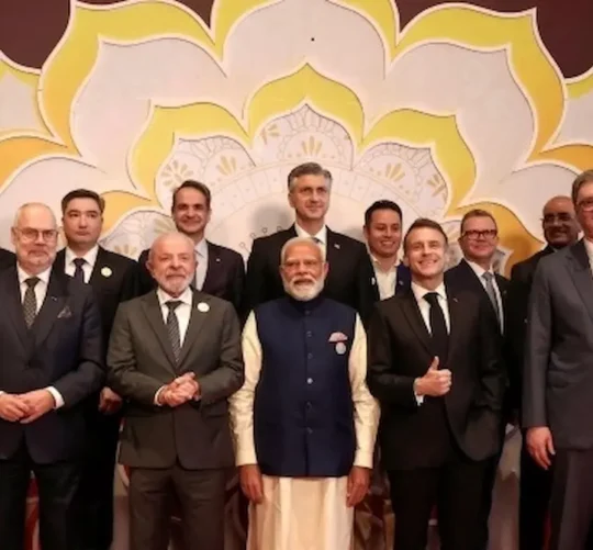 Debatieron las oportunidades y riesgos de la inteligencia artificial .