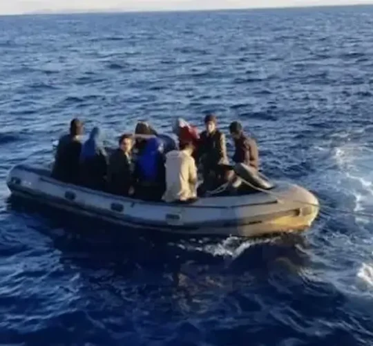 La embarcación de los migrantes volcó durante un intento de rescate.