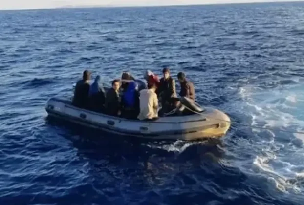 La embarcación de los migrantes volcó durante un intento de rescate.