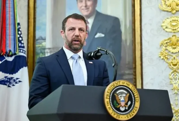 Su llegada coincide con un cierre parcial del departamento que ha afectado operaciones en aeropuertos y el pago de miles de empleados.