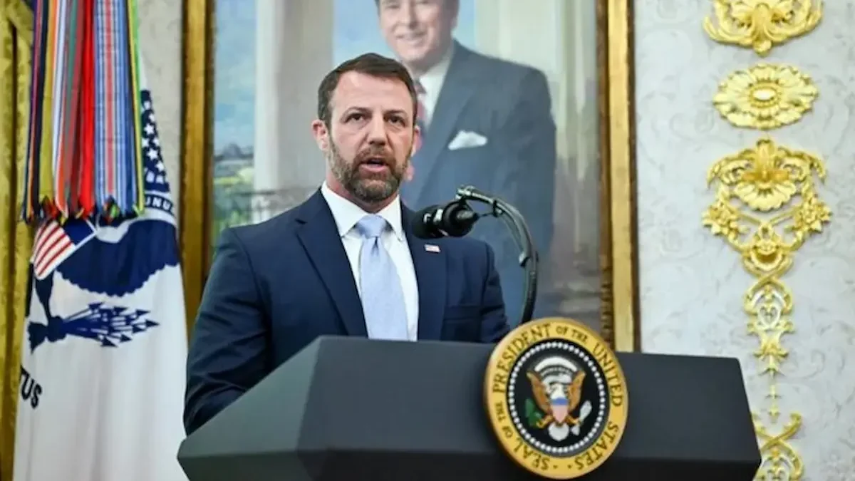 Su llegada coincide con un cierre parcial del departamento que ha afectado operaciones en aeropuertos y el pago de miles de empleados.