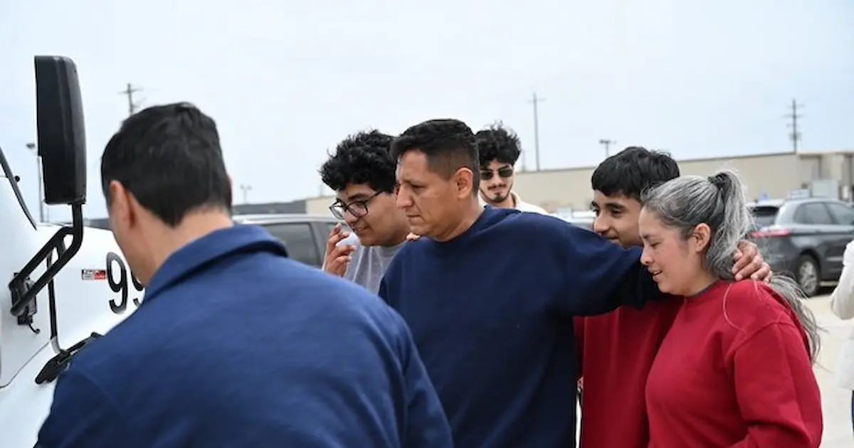 Las autoridades migratorias de Texas liberaron a dos jóvenes mexicanos, estudiantes y galardonados músicos de mariachi, y su familia