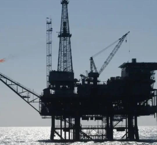 Los precios del petróleo se dispararon a niveles sin precedentes desde 2023