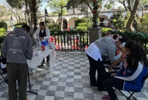 se continuará vacunando a la población con el objetivo de contener el brote de la enfermedad en el país.