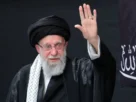 La muerte del ayatollah Alí Jamenei deja incertidumbre sobre la elección de su sucesor. Por: Redacción Criterio Diario / Foto X: @Defensa_Israel La muerte del líder supremo, el ayatollah Alí Jamenei, tras casi 37 años en el poder plantea preguntas cruciales sobre el futuro de Irán. Los contornos del complejo proceso de sucesión empezaron a perfilarse la mañana siguiente a la muerte de Jamenei en una campaña de ataques aéreos de Estados Unidos e Israel. Tal como se establece en su Constitución, Irán formó un consejo para asumir las funciones de liderazgo y gobernar el país. El consejo está integrado por el presidente en funciones de Irán, el jefe del Poder Judicial del país y un miembro del Consejo de Guardianes elegido por el Consejo de Discernimiento de Irán, que asesora al líder supremo y dirime disputas con el Parlamento. El presidente reformista de Irán, Masoud Pezeshkian, y el jefe del Poder Judicial, Gholamhossein Mohseni Ejei, son sus integrantes, quienes intervendrán y “asumirán temporalmente todas las funciones de liderazgo”. Aunque el consejo de liderazgo gobernará de manera interina, un panel de 88 miembros llamado la Asamblea de Expertos “debe, lo antes posible” elegir a un nuevo líder supremo conforme a la ley iraní. El panel está compuesto íntegramente por clérigos chiítas que son elegidos por voto popular cada ocho años y cuyas candidaturas son aprobadas por el Consejo de Guardianes, el órgano constitucional de supervisión de Irán. Ese organismo es conocido por descalificar candidatos en diversas elecciones en Irán, y la Asamblea de Expertos no es la excepción. El Consejo de Guardianes impidió que el ex presidente iraní Hassan Rouhani, un moderado relativo cuya administración alcanzó el acuerdo nuclear de 2015 con las potencias mundiales, se presentara a la elección de la Asamblea de Expertos en marzo de 2024. Las deliberaciones clericales sobre la sucesión y las maniobras en torno a ella ocurren lejos de la mirada pública, lo que dificulta calibrar quién podría ser un principal aspirante. Antes se pensaba que el protegido de Jamenei, el presidente Ebrahim Raisi, podría intentar asumir el cargo. Sin embargo, murió en un accidente de helicóptero en mayo de 2024. Eso ha dejado a uno de los hijos de Jamenei, Mojtaba, un clérigo chiíta de 56 años, como posible candidato, aunque nunca ha ocupado un cargo gubernamental. Pero una transferencia de padre a hijo en el caso de un líder supremo podría provocar indignación, no solo entre iraníes ya críticos del gobierno clerical, sino también entre partidarios del sistema. Algunos podrían verlo como anti islámico y acorde con la creación de una nueva dinastía religiosa tras el colapso en 1979 del gobierno del sha Mohammad Reza Pahlavi, respaldado por Estados Unidos. Solo ha habido otra transferencia de poder en el cargo de líder supremo de Irán, el máximo responsable de la toma de decisiones desde la revolución islámica de 1979. En 1989, el gran ayatollah Ruhola Jomeini murió a los 86 años tras ser la figura emblemática de la revolución y conducir a Irán durante su guerra de ocho años con Irak. Esta transición llega ahora después de que Israel también lanzara una guerra de 12 días contra Irán en junio de 2025. El líder supremo está en el centro de la compleja teocracia chiíta y tiene la última palabra en todos los asuntos de Estado. También se desempeña como comandante en jefe de las fuerzas armadas del país y de la poderosa Guardia Revolucionaria, una fuerza paramilitar que Estados Unidos designó como organización terrorista en 2019, y a la que Jamenei dio más poder durante su mandato. La Guardia, que ha encabezado el autodenominado “Eje de la Resistencia”, una serie de grupos armados en Medio Oriente destinados a contrarrestar a Estados Unidos e Israel, también cuenta con una vasta riqueza y con activos en Irán.