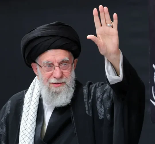 La muerte del ayatollah Alí Jamenei deja incertidumbre sobre la elección de su sucesor. Por: Redacción Criterio Diario / Foto X: @Defensa_Israel La muerte del líder supremo, el ayatollah Alí Jamenei, tras casi 37 años en el poder plantea preguntas cruciales sobre el futuro de Irán. Los contornos del complejo proceso de sucesión empezaron a perfilarse la mañana siguiente a la muerte de Jamenei en una campaña de ataques aéreos de Estados Unidos e Israel. Tal como se establece en su Constitución, Irán formó un consejo para asumir las funciones de liderazgo y gobernar el país. El consejo está integrado por el presidente en funciones de Irán, el jefe del Poder Judicial del país y un miembro del Consejo de Guardianes elegido por el Consejo de Discernimiento de Irán, que asesora al líder supremo y dirime disputas con el Parlamento. El presidente reformista de Irán, Masoud Pezeshkian, y el jefe del Poder Judicial, Gholamhossein Mohseni Ejei, son sus integrantes, quienes intervendrán y “asumirán temporalmente todas las funciones de liderazgo”. Aunque el consejo de liderazgo gobernará de manera interina, un panel de 88 miembros llamado la Asamblea de Expertos “debe, lo antes posible” elegir a un nuevo líder supremo conforme a la ley iraní. El panel está compuesto íntegramente por clérigos chiítas que son elegidos por voto popular cada ocho años y cuyas candidaturas son aprobadas por el Consejo de Guardianes, el órgano constitucional de supervisión de Irán. Ese organismo es conocido por descalificar candidatos en diversas elecciones en Irán, y la Asamblea de Expertos no es la excepción. El Consejo de Guardianes impidió que el ex presidente iraní Hassan Rouhani, un moderado relativo cuya administración alcanzó el acuerdo nuclear de 2015 con las potencias mundiales, se presentara a la elección de la Asamblea de Expertos en marzo de 2024. Las deliberaciones clericales sobre la sucesión y las maniobras en torno a ella ocurren lejos de la mirada pública, lo que dificulta calibrar quién podría ser un principal aspirante. Antes se pensaba que el protegido de Jamenei, el presidente Ebrahim Raisi, podría intentar asumir el cargo. Sin embargo, murió en un accidente de helicóptero en mayo de 2024. Eso ha dejado a uno de los hijos de Jamenei, Mojtaba, un clérigo chiíta de 56 años, como posible candidato, aunque nunca ha ocupado un cargo gubernamental. Pero una transferencia de padre a hijo en el caso de un líder supremo podría provocar indignación, no solo entre iraníes ya críticos del gobierno clerical, sino también entre partidarios del sistema. Algunos podrían verlo como anti islámico y acorde con la creación de una nueva dinastía religiosa tras el colapso en 1979 del gobierno del sha Mohammad Reza Pahlavi, respaldado por Estados Unidos. Solo ha habido otra transferencia de poder en el cargo de líder supremo de Irán, el máximo responsable de la toma de decisiones desde la revolución islámica de 1979. En 1989, el gran ayatollah Ruhola Jomeini murió a los 86 años tras ser la figura emblemática de la revolución y conducir a Irán durante su guerra de ocho años con Irak. Esta transición llega ahora después de que Israel también lanzara una guerra de 12 días contra Irán en junio de 2025. El líder supremo está en el centro de la compleja teocracia chiíta y tiene la última palabra en todos los asuntos de Estado. También se desempeña como comandante en jefe de las fuerzas armadas del país y de la poderosa Guardia Revolucionaria, una fuerza paramilitar que Estados Unidos designó como organización terrorista en 2019, y a la que Jamenei dio más poder durante su mandato. La Guardia, que ha encabezado el autodenominado “Eje de la Resistencia”, una serie de grupos armados en Medio Oriente destinados a contrarrestar a Estados Unidos e Israel, también cuenta con una vasta riqueza y con activos en Irán.