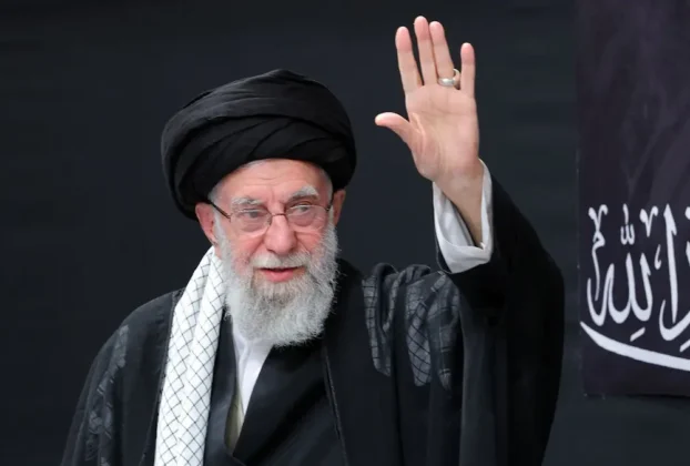 La muerte del ayatollah Alí Jamenei deja incertidumbre sobre la elección de su sucesor. Por: Redacción Criterio Diario / Foto X: @Defensa_Israel La muerte del líder supremo, el ayatollah Alí Jamenei, tras casi 37 años en el poder plantea preguntas cruciales sobre el futuro de Irán. Los contornos del complejo proceso de sucesión empezaron a perfilarse la mañana siguiente a la muerte de Jamenei en una campaña de ataques aéreos de Estados Unidos e Israel. Tal como se establece en su Constitución, Irán formó un consejo para asumir las funciones de liderazgo y gobernar el país. El consejo está integrado por el presidente en funciones de Irán, el jefe del Poder Judicial del país y un miembro del Consejo de Guardianes elegido por el Consejo de Discernimiento de Irán, que asesora al líder supremo y dirime disputas con el Parlamento. El presidente reformista de Irán, Masoud Pezeshkian, y el jefe del Poder Judicial, Gholamhossein Mohseni Ejei, son sus integrantes, quienes intervendrán y “asumirán temporalmente todas las funciones de liderazgo”. Aunque el consejo de liderazgo gobernará de manera interina, un panel de 88 miembros llamado la Asamblea de Expertos “debe, lo antes posible” elegir a un nuevo líder supremo conforme a la ley iraní. El panel está compuesto íntegramente por clérigos chiítas que son elegidos por voto popular cada ocho años y cuyas candidaturas son aprobadas por el Consejo de Guardianes, el órgano constitucional de supervisión de Irán. Ese organismo es conocido por descalificar candidatos en diversas elecciones en Irán, y la Asamblea de Expertos no es la excepción. El Consejo de Guardianes impidió que el ex presidente iraní Hassan Rouhani, un moderado relativo cuya administración alcanzó el acuerdo nuclear de 2015 con las potencias mundiales, se presentara a la elección de la Asamblea de Expertos en marzo de 2024. Las deliberaciones clericales sobre la sucesión y las maniobras en torno a ella ocurren lejos de la mirada pública, lo que dificulta calibrar quién podría ser un principal aspirante. Antes se pensaba que el protegido de Jamenei, el presidente Ebrahim Raisi, podría intentar asumir el cargo. Sin embargo, murió en un accidente de helicóptero en mayo de 2024. Eso ha dejado a uno de los hijos de Jamenei, Mojtaba, un clérigo chiíta de 56 años, como posible candidato, aunque nunca ha ocupado un cargo gubernamental. Pero una transferencia de padre a hijo en el caso de un líder supremo podría provocar indignación, no solo entre iraníes ya críticos del gobierno clerical, sino también entre partidarios del sistema. Algunos podrían verlo como anti islámico y acorde con la creación de una nueva dinastía religiosa tras el colapso en 1979 del gobierno del sha Mohammad Reza Pahlavi, respaldado por Estados Unidos. Solo ha habido otra transferencia de poder en el cargo de líder supremo de Irán, el máximo responsable de la toma de decisiones desde la revolución islámica de 1979. En 1989, el gran ayatollah Ruhola Jomeini murió a los 86 años tras ser la figura emblemática de la revolución y conducir a Irán durante su guerra de ocho años con Irak. Esta transición llega ahora después de que Israel también lanzara una guerra de 12 días contra Irán en junio de 2025. El líder supremo está en el centro de la compleja teocracia chiíta y tiene la última palabra en todos los asuntos de Estado. También se desempeña como comandante en jefe de las fuerzas armadas del país y de la poderosa Guardia Revolucionaria, una fuerza paramilitar que Estados Unidos designó como organización terrorista en 2019, y a la que Jamenei dio más poder durante su mandato. La Guardia, que ha encabezado el autodenominado “Eje de la Resistencia”, una serie de grupos armados en Medio Oriente destinados a contrarrestar a Estados Unidos e Israel, también cuenta con una vasta riqueza y con activos en Irán.