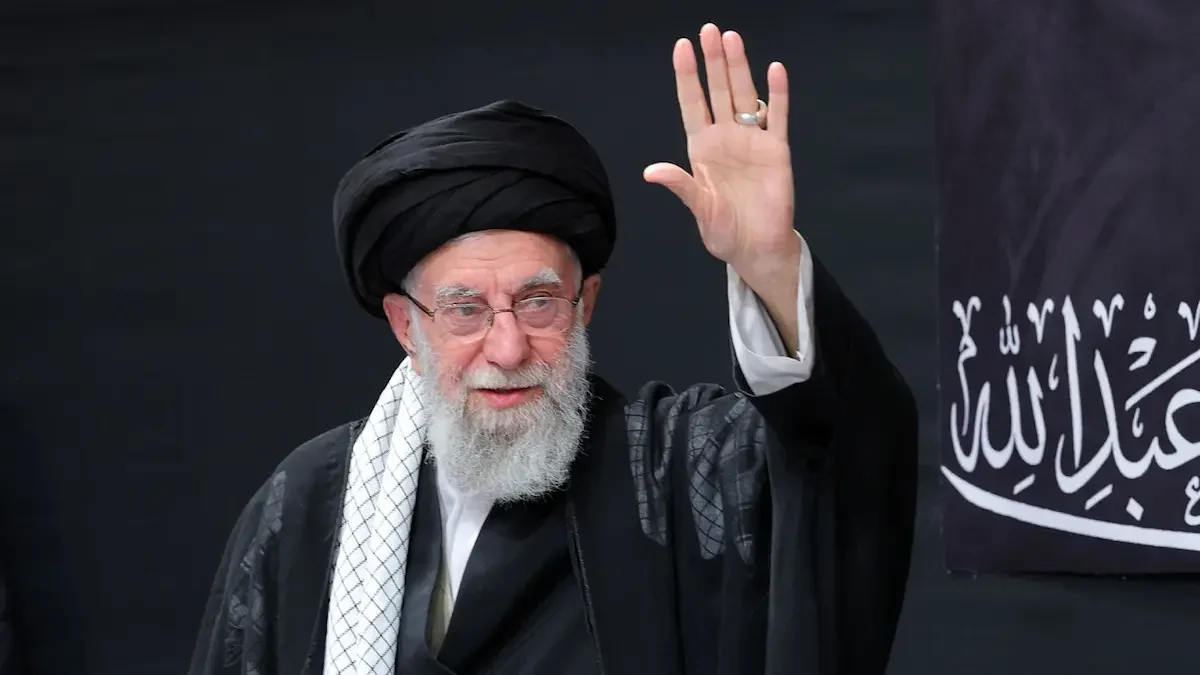 La muerte del ayatollah Alí Jamenei deja incertidumbre sobre la elección de su sucesor. Por: Redacción Criterio Diario / Foto X: @Defensa_Israel La muerte del líder supremo, el ayatollah Alí Jamenei, tras casi 37 años en el poder plantea preguntas cruciales sobre el futuro de Irán. Los contornos del complejo proceso de sucesión empezaron a perfilarse la mañana siguiente a la muerte de Jamenei en una campaña de ataques aéreos de Estados Unidos e Israel. Tal como se establece en su Constitución, Irán formó un consejo para asumir las funciones de liderazgo y gobernar el país. El consejo está integrado por el presidente en funciones de Irán, el jefe del Poder Judicial del país y un miembro del Consejo de Guardianes elegido por el Consejo de Discernimiento de Irán, que asesora al líder supremo y dirime disputas con el Parlamento. El presidente reformista de Irán, Masoud Pezeshkian, y el jefe del Poder Judicial, Gholamhossein Mohseni Ejei, son sus integrantes, quienes intervendrán y “asumirán temporalmente todas las funciones de liderazgo”. Aunque el consejo de liderazgo gobernará de manera interina, un panel de 88 miembros llamado la Asamblea de Expertos “debe, lo antes posible” elegir a un nuevo líder supremo conforme a la ley iraní. El panel está compuesto íntegramente por clérigos chiítas que son elegidos por voto popular cada ocho años y cuyas candidaturas son aprobadas por el Consejo de Guardianes, el órgano constitucional de supervisión de Irán. Ese organismo es conocido por descalificar candidatos en diversas elecciones en Irán, y la Asamblea de Expertos no es la excepción. El Consejo de Guardianes impidió que el ex presidente iraní Hassan Rouhani, un moderado relativo cuya administración alcanzó el acuerdo nuclear de 2015 con las potencias mundiales, se presentara a la elección de la Asamblea de Expertos en marzo de 2024. Las deliberaciones clericales sobre la sucesión y las maniobras en torno a ella ocurren lejos de la mirada pública, lo que dificulta calibrar quién podría ser un principal aspirante. Antes se pensaba que el protegido de Jamenei, el presidente Ebrahim Raisi, podría intentar asumir el cargo. Sin embargo, murió en un accidente de helicóptero en mayo de 2024. Eso ha dejado a uno de los hijos de Jamenei, Mojtaba, un clérigo chiíta de 56 años, como posible candidato, aunque nunca ha ocupado un cargo gubernamental. Pero una transferencia de padre a hijo en el caso de un líder supremo podría provocar indignación, no solo entre iraníes ya críticos del gobierno clerical, sino también entre partidarios del sistema. Algunos podrían verlo como anti islámico y acorde con la creación de una nueva dinastía religiosa tras el colapso en 1979 del gobierno del sha Mohammad Reza Pahlavi, respaldado por Estados Unidos. Solo ha habido otra transferencia de poder en el cargo de líder supremo de Irán, el máximo responsable de la toma de decisiones desde la revolución islámica de 1979. En 1989, el gran ayatollah Ruhola Jomeini murió a los 86 años tras ser la figura emblemática de la revolución y conducir a Irán durante su guerra de ocho años con Irak. Esta transición llega ahora después de que Israel también lanzara una guerra de 12 días contra Irán en junio de 2025. El líder supremo está en el centro de la compleja teocracia chiíta y tiene la última palabra en todos los asuntos de Estado. También se desempeña como comandante en jefe de las fuerzas armadas del país y de la poderosa Guardia Revolucionaria, una fuerza paramilitar que Estados Unidos designó como organización terrorista en 2019, y a la que Jamenei dio más poder durante su mandato. La Guardia, que ha encabezado el autodenominado “Eje de la Resistencia”, una serie de grupos armados en Medio Oriente destinados a contrarrestar a Estados Unidos e Israel, también cuenta con una vasta riqueza y con activos en Irán.
