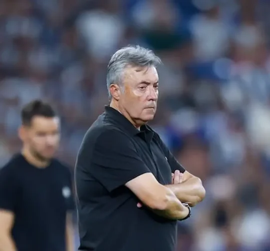 La directiva del club regio confirmó la salida del estratega