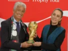 Claudia Sheinbaum recibió y sostuvo la Copa del Mundo de la FIFA