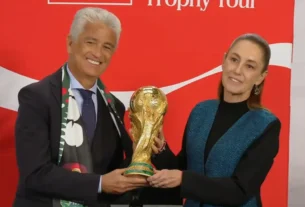Claudia Sheinbaum recibió y sostuvo la Copa del Mundo de la FIFA