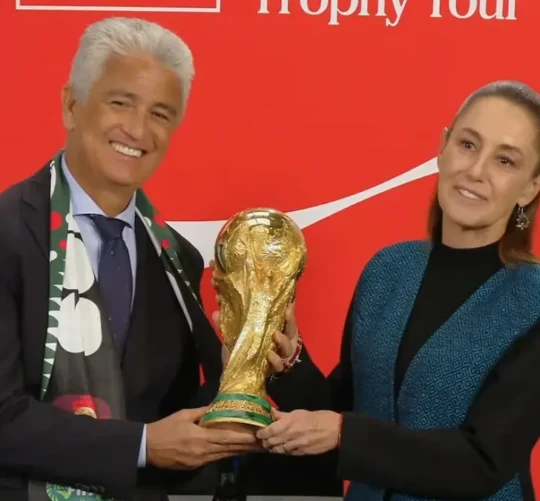 Claudia Sheinbaum recibió y sostuvo la Copa del Mundo de la FIFA