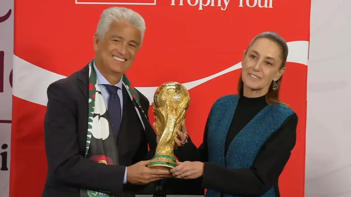 Claudia Sheinbaum recibió y sostuvo la Copa del Mundo de la FIFA