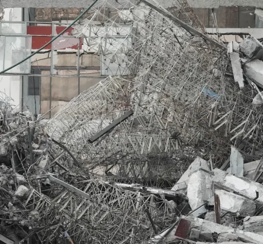 Bomberos, paramédicos y personal de Protección Civil llegaron al lugar para iniciar las labores de búsqueda