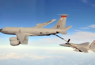 Un portavoz del Comando Unificado de Operaciones Khatam al-Anbiya informó de que el avión del Ejército estadounidense fue “alcanzado por un misil de los grupos de resistencia en el oeste de Irak”