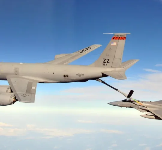 Un portavoz del Comando Unificado de Operaciones Khatam al-Anbiya informó de que el avión del Ejército estadounidense fue “alcanzado por un misil de los grupos de resistencia en el oeste de Irak”