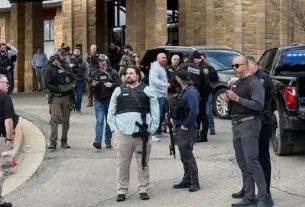 Una persona aparentemente armada impactó un vehículo contra una sinagoga en West Bloomfield, cerca de Detroit, Míchigan,