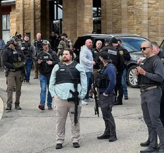 Una persona aparentemente armada impactó un vehículo contra una sinagoga en West Bloomfield, cerca de Detroit, Míchigan,