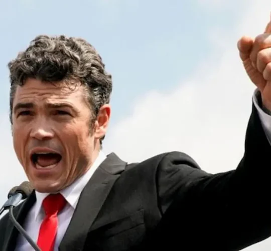 Kent asegura que guerra contra Irán inició por presión de Israel