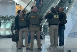 Agentes del Servicio de Inmigración y Control de Aduanas (ICE en inglés) fueron desplegados en los aeropuertos John F. Kennedy (JFK) y Newark, en Nueva York