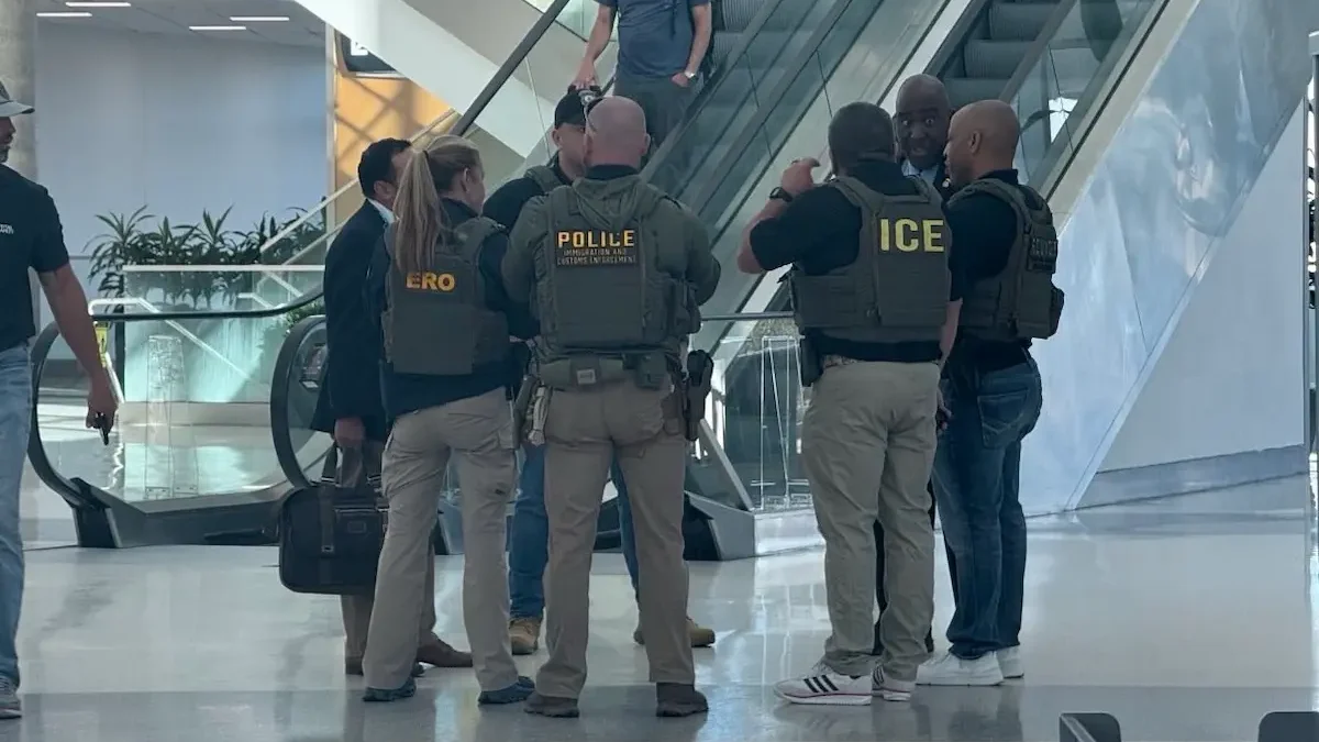 Agentes del Servicio de Inmigración y Control de Aduanas (ICE en inglés) fueron desplegados en los aeropuertos John F. Kennedy (JFK) y Newark, en Nueva York