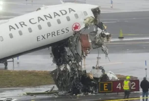 Al menos dos muertos tras choque entre avión y un camión de bomberos