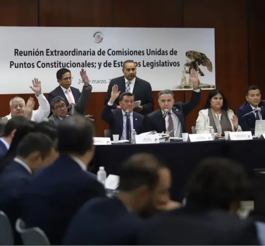 A la sesión no acudieron los senadores del Partido del Trabajo y los legisladores de oposición votaron en contra