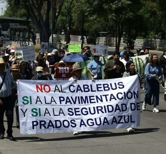 foto de manifestacion en contra del cable bus