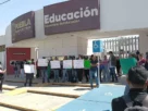 MAESTROS DE TELESECUNdarias manifestandose afuera de la se puebla
