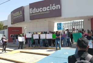 MAESTROS DE TELESECUNdarias manifestandose afuera de la se puebla