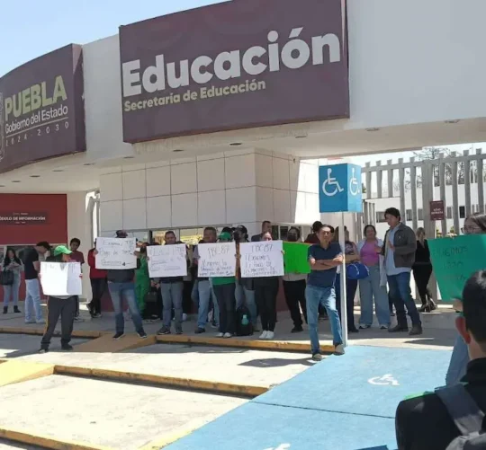 MAESTROS DE TELESECUNdarias manifestandose afuera de la se puebla